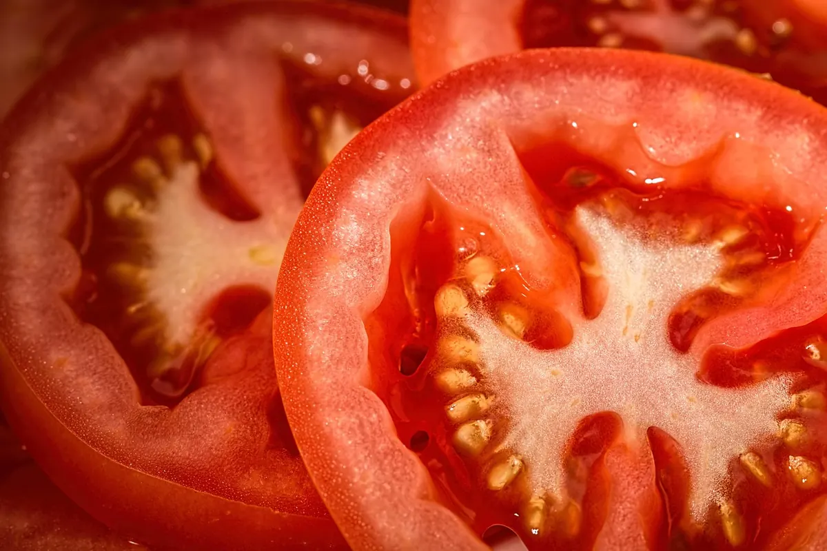 How to Ripen Green Tomatoes Indoors Before the First Frost